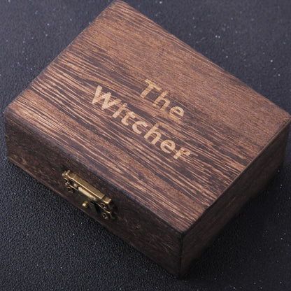 Colar Geralt The Witcher + Caixa de Madeira