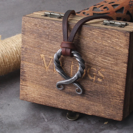 Colar Odin Rune + Caixa de Madeira